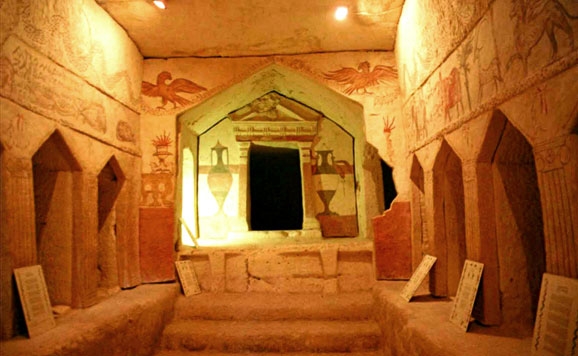 Interior de la Tumba de los Sidonios en Tell Maresha (ISRAEL) - Agencia Viajes Próximo Oriente