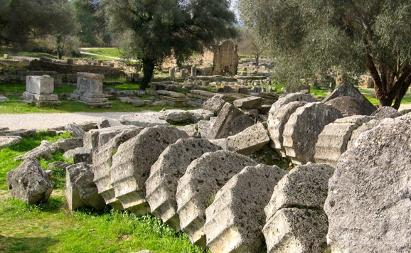 Columnas tumbadas en la ciudad de Olimpia (Grecia)