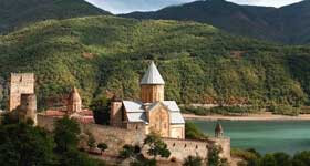 Viajar a Georgia es viajar al corazón del Cáucaso y adentrarse en uno de los países cristianos más antiguos, cuna del vino y pueblo de hospitalidad legendaria. Georgia es tierra de contrastes por la d