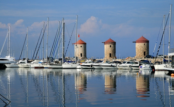 Molinos en el puerto de la ciudad de Rodas (Grecia) - Agencia Viajes Próximo Oriente