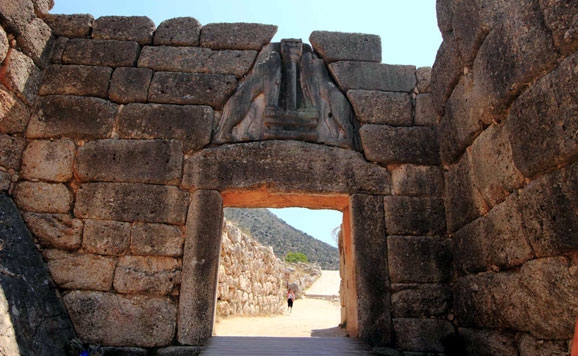 Detalle de los leones de la puerta ciclópea de la ciudad de Micenas (Grecia) – Agencia Viajes Próximo Oriente