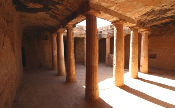 Interior de una de las tumbas de influencia Tolomaica en Paphos (Chipre). – Agencia Viajes Próximo Oriente