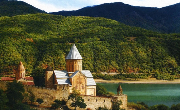 Monasterio de Ananuri (Georgia). – Agencia Viajes Próximo Oriente