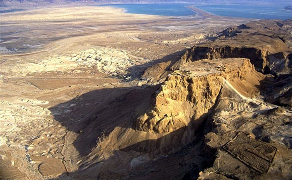 Vista aérea de la fortaleza de Masada junto al Mar Muerto (Israel). – Agencia Viajes Próximo Oriente