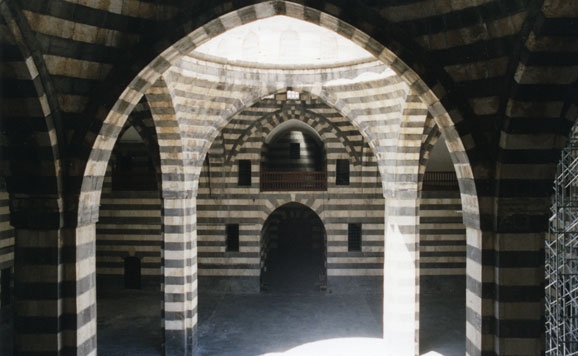 Interior de Khan Assad Pasha en Damasco (Siria). – Agencia Viajes Próximo Oriente