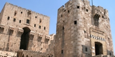 Puerta fortificada de la ciudadela de Aleppo (Siria). – Agencia Viajes Próximo Oriente