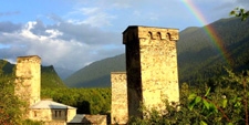 Torres amuralladas del pueblo Ushguli en Svaneti (Georgia). – Agencia Viajes Próximo Oriente
