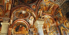 Iglesia tallada en el interior de una cueva en Capadocia - Agencia Viajes Próximo Oriente